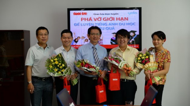 Đại diện báo Tuổi Trẻ (bìa trái) trao hoa cho các khách mời tham dự buổi giao lưu trực tuyến - Ảnh: Hữu Khoa