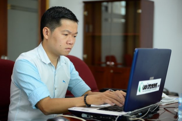 Ông Nguyễn Chí Hiếu - Giám đốc sản phẩm trung tâm Yola trả lời câu hỏi của bạn đọc - Ảnh: Hữu Khoa