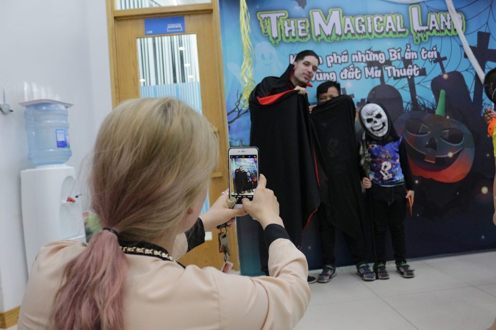 Checkin voi thay giao Dracula