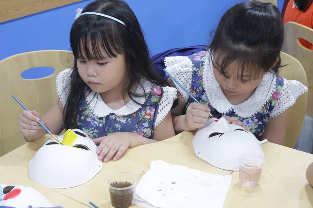 Các bé học viên của khoá tiếng Anh thiếu nhi tham gia vẽ mặt nạ