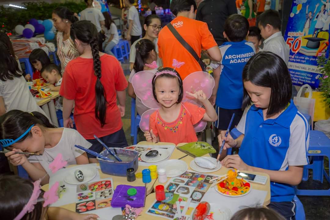 Cùng trang trí bằng màu vẽ