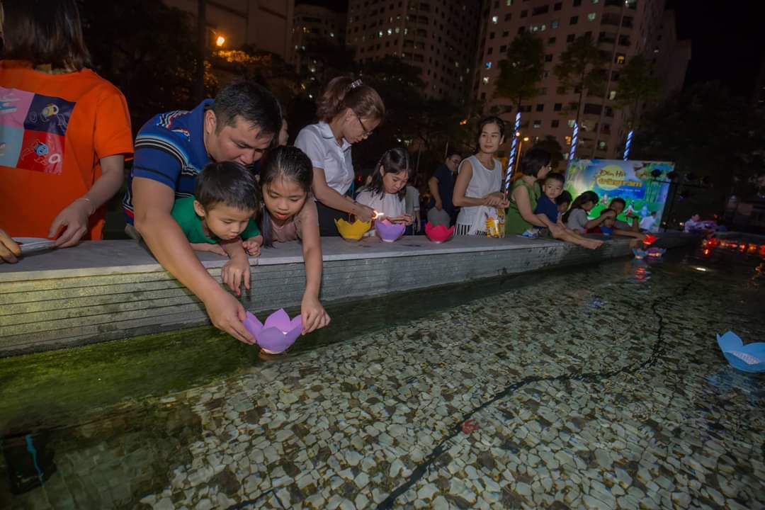 Phụ huynh và các bé cùng thả hoa đăng