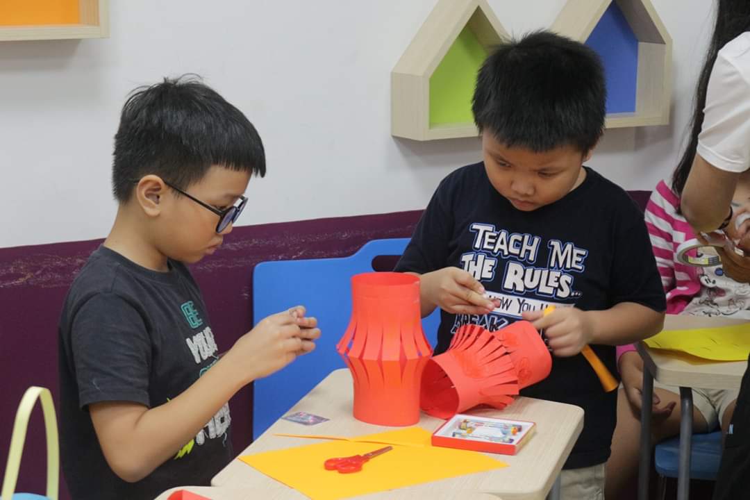 Các bé tự làm lồng đèn giấy