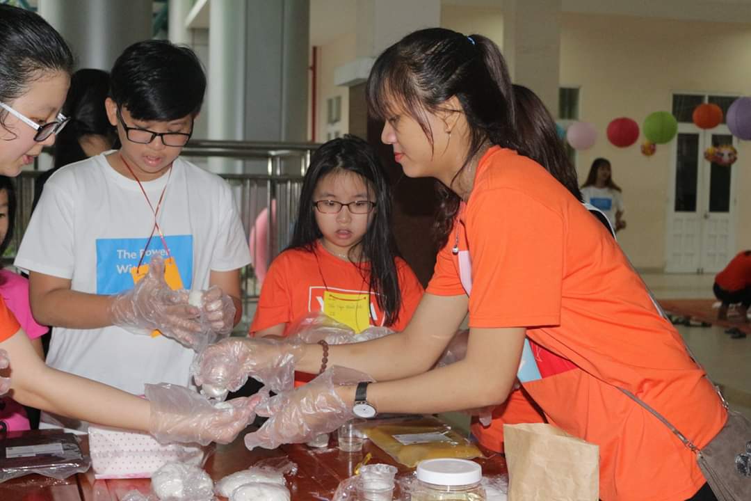 Các bé được hướng dẫn nặn bánh dẻo