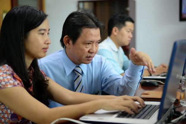 Tiến sĩ. Nguyễn Thu Hương - Chủ nhiệm bộ môn Văn hóa Anh - Mỹ, Đại học Hoa Sen trả lời các câu hỏi của bạn đọc - Ảnh: Hữu