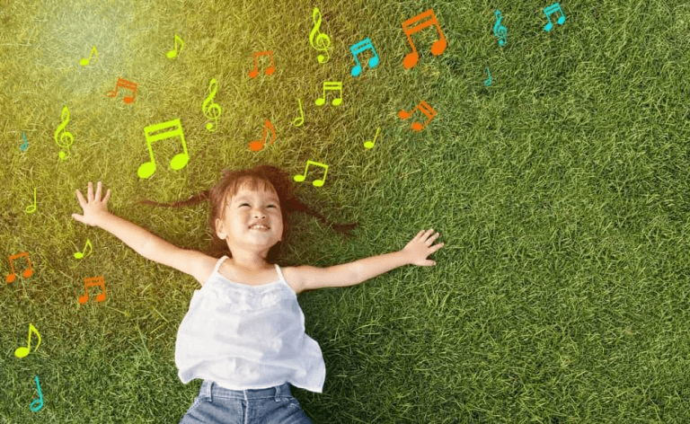 Cho trẻ tắm ngôn ngữ thụ động là cách dạy học tiếng Anh lớp 2 tuyệt vời nhất khi cha mẹ bắt đầu