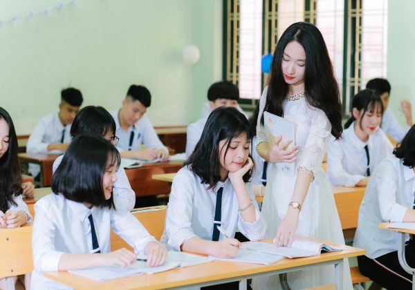 Nên luyện bộ đề và kiểm tra và thi tiếng Anh để kiểm tra năng lực bản thân 
