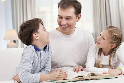 Những bức ảnh sống động hay những mẩu chuyện thú vị giúp bé dễ dàng tiếp thu từ vựng mới và ghi nhớ tốt hơn