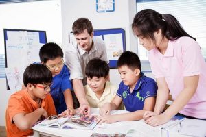 Trung tâm tiếng anh cho trẻ em cần có các giáo viên có kinh nghiệm, thân thiện và yêu trẻ