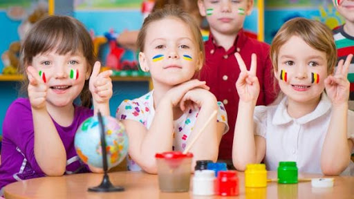 Cha mẹ nên cho trẻ giao tiếp tiếng Anh với bạn bè.