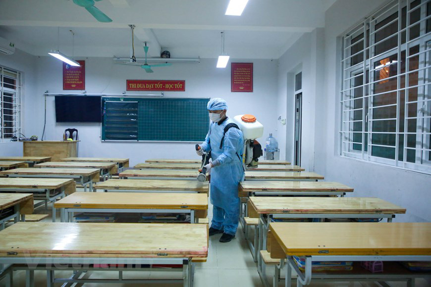 Ngành giáo dục dường như đóng băng, trường học và các trung tâm giảng dạy đều dừng các họa động trực tiếp