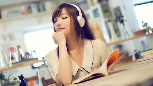 Tạo thói quen tiếp xúc với tiếng Anh hằng ngày như nghe nhạc, nghe radio