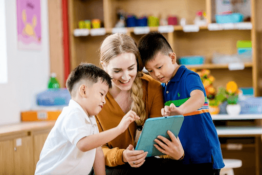 Cho bé học tiếng Anh thông qua các bộ phim hoạt hình.