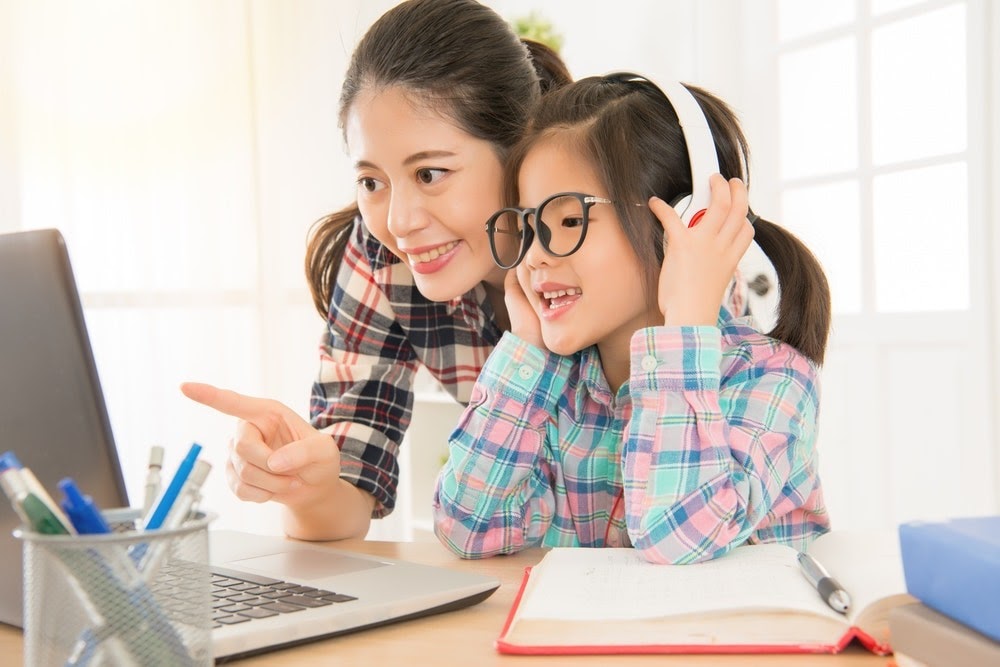 Phụ huynh nên cho bé nghe các bài hát hay các câu truyện ngắn hoạt hình bằng tiếng Anh