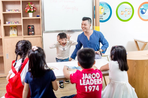 Hãy kết hợp giữa học và chơi để các em cảm thấy thoải mái